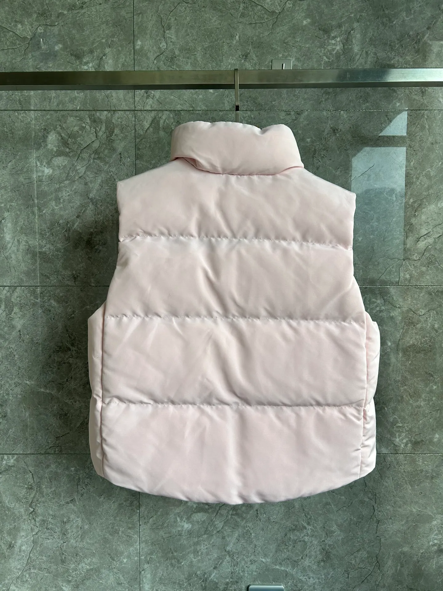 P600 2267WB Grandview black label women's short vest. Constructed from Arctic Tech recycled fabric®, it features a cinchable hem for sleek styling and storage. Color: Spearmint Pink. Size: XS S M L XL.
